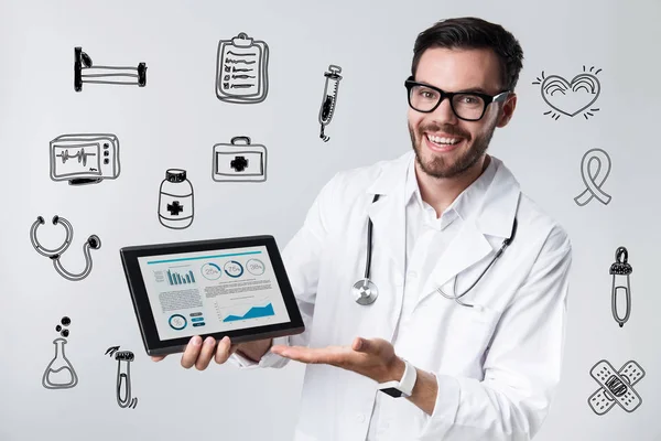 Emocionado trabajador médico sonriendo mientras sostiene una tableta moderna — Foto de Stock