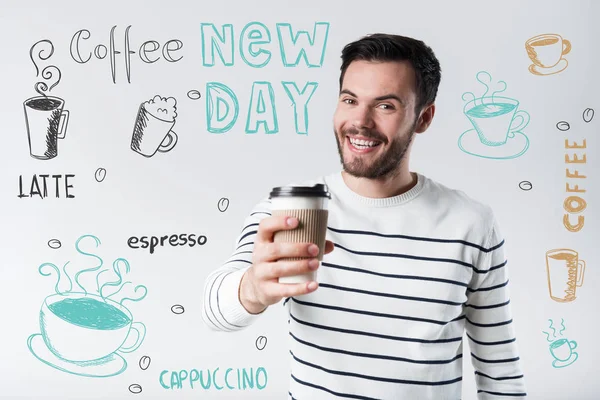 Pozitivní mladý muž, držící sklenice kávy a tvářili se šťastně — Stock fotografie