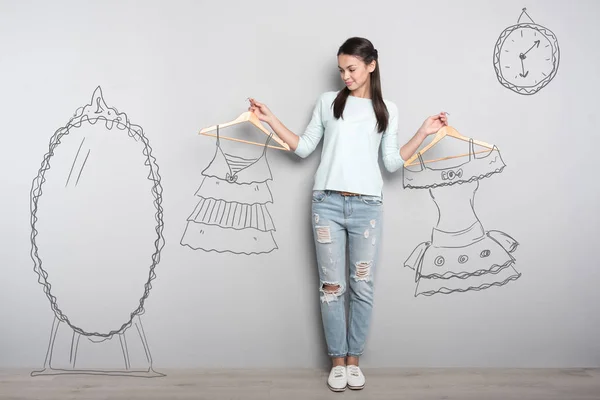 Lugn kvinna stående nära spegeln och drömmer om nya kläder — Stockfoto