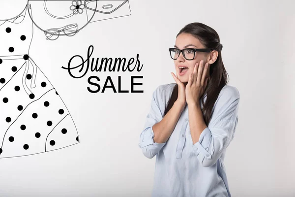 Emocional persona se siente sorprendido al notar increíble venta de verano —  Fotos de Stock