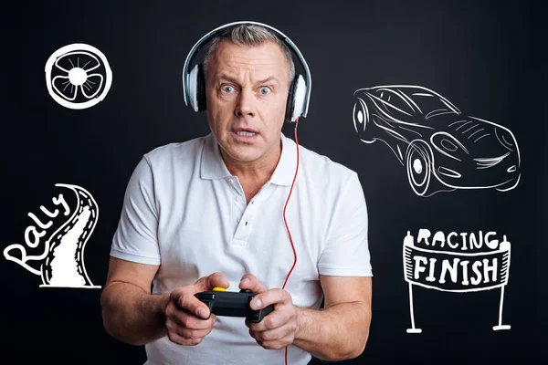 El hombre emocional se siente interesado mientras juega videojuegos —  Fotos de Stock