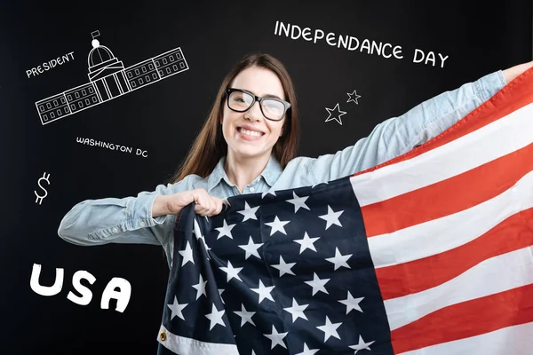 Estudante patriótico segurando uma bandeira dos EUA enquanto celebra o Dia da Independência — Fotografia de Stock