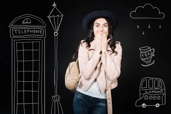 Aufgeregte Touristin schließt während einer Reise in London den Mund — Stockfoto