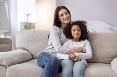 Mutlu anne ve kızı kanepeye siting