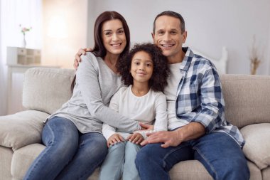 kanepede oturan mutlu bir aile