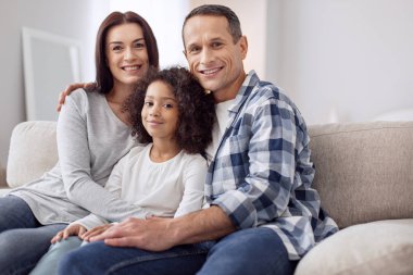 Neşeli aile kanepede oturan