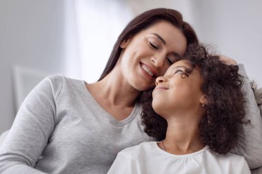 Uyarı anne kızı kucaklayan