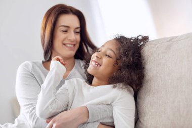 mutlu anne ve kızı eğleniyor