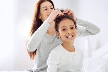 Sevgi dolu bir anne kızını bir saç modeli yapma