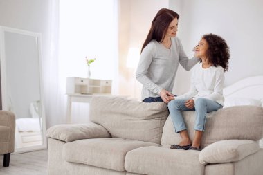 Mutlu anne kızı okşama