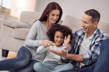 Mutlu aile birlikte eğleniyor.