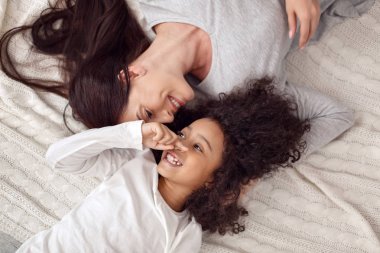 İlham anne ve kızı yatakta yatarken