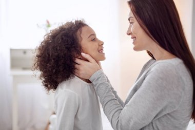 Uyarı anne kızı okşama