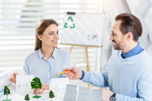 Colaboradores inspirados trabajando en un proyecto de reciclaje — Foto de Stock