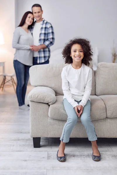 Inspirerad härlig flicka sitter på soffan — Stockfoto