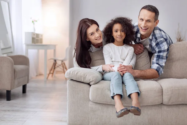 Chica feliz con sus padres cariñosos — Foto de Stock