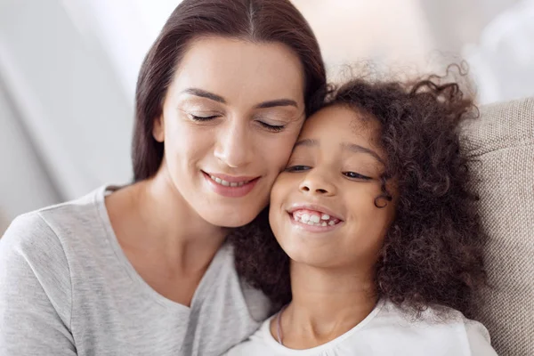 Lachende moeder haar dochter knuffelen — Stockfoto