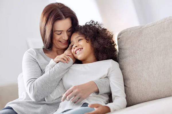 Sonriente madre e hija divirtiéndose — Foto de Stock