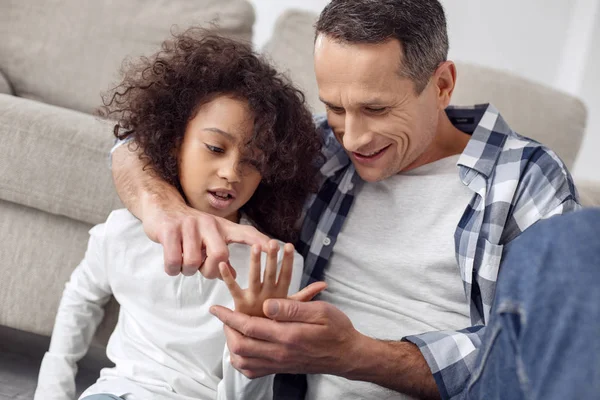 Inspirierter Vater bringt seiner Tochter bei, an ihren Fingern zu zählen — Stockfoto