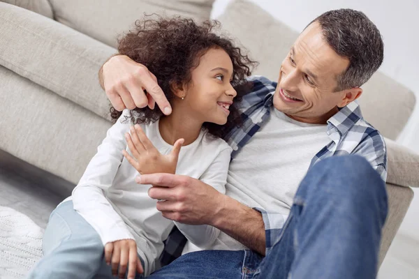 Sonriente padre enseñando a su hija a contar con sus dedos —  Fotos de Stock