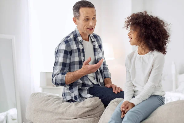 Liefdevolle vader praat met zijn dochter — Stockfoto