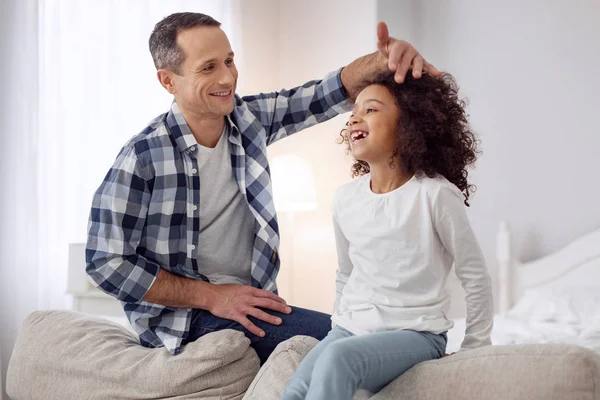 Uitbundige papa strelen zijn dochter — Stockfoto