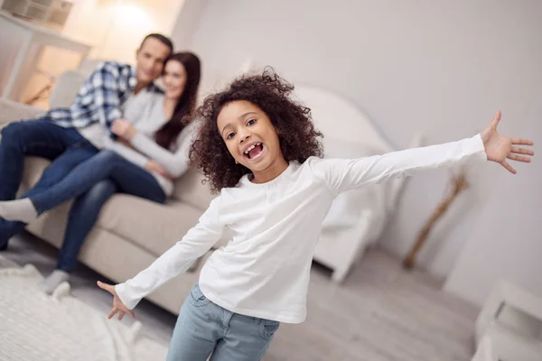 Inhoud lief meisje verspreiding van haar armen — Stockfoto