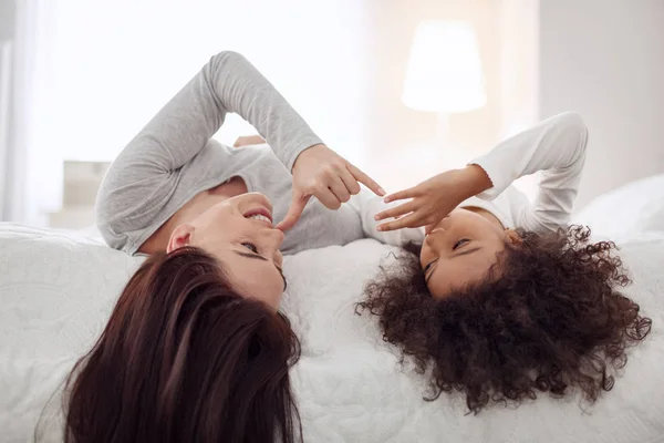 Überschwängliche Mutter und Tochter haben Spaß — Stockfoto