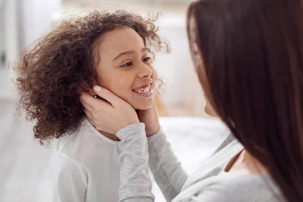 Fille joyeuse regardant sa mère — Photo