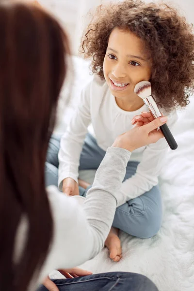 Feliz chica y su mamá poniéndose maquillaje —  Fotos de Stock