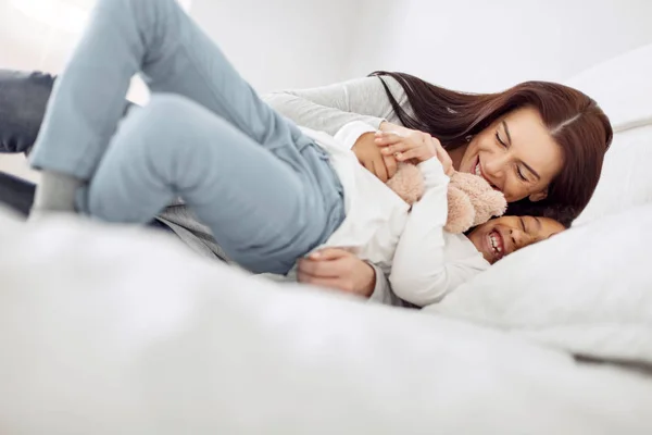 Überschwängliche Mutter und Tochter entspannen gemeinsam — Stockfoto