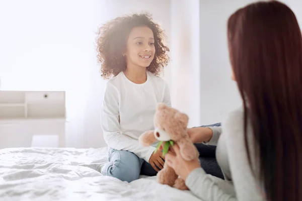 Menina feliz relaxando com sua mãe — Fotografia de Stock