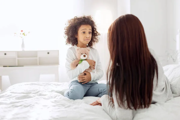 Menina perturbada segurando seu brinquedo — Fotografia de Stock