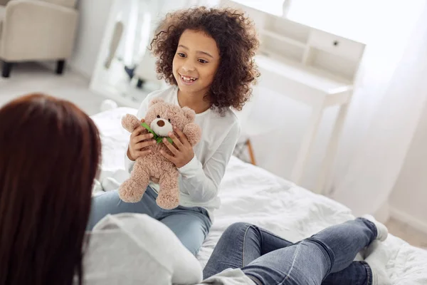 Sorrindo menina segurando seu brinquedo — Fotografia de Stock