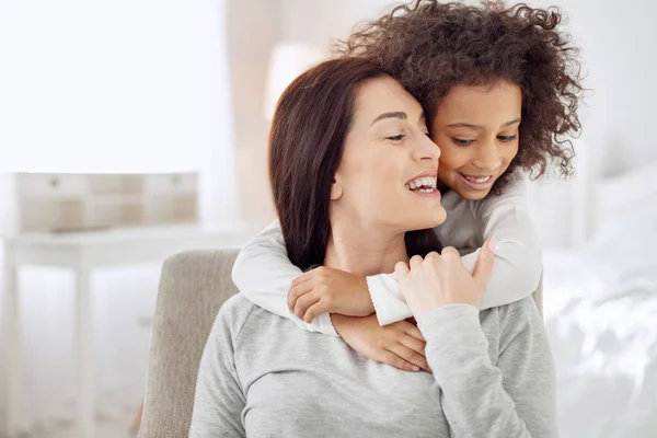 Filha feliz abraçando sua mãe — Fotografia de Stock