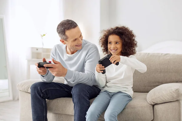 Filha feliz e pai jogando um jogo — Fotografia de Stock