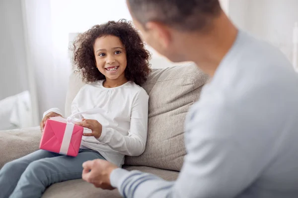 Menina feliz segurando seu presente de aniversário — Fotografia de Stock