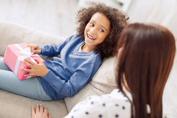 Agradable niña sosteniendo su regalo —  Fotos de Stock