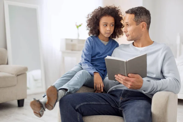 Allarme padre e figlia leggendo un libro — Foto Stock