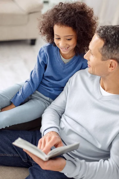 Alerta padre leyendo un libro para su hija —  Fotos de Stock