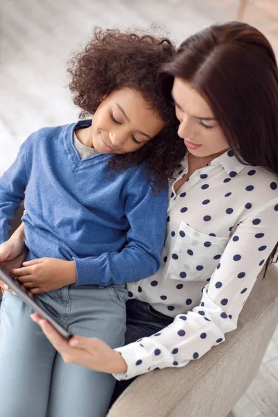 Madre e hija felices usando una tableta —  Fotos de Stock