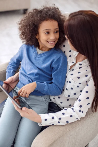 Madre e figlia ispirate usando un tablet — Foto Stock