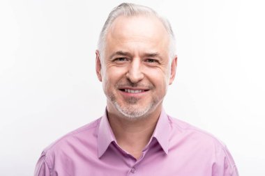 Yakışıklı bir gri saçlı bristled adam portresi