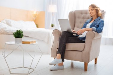 Evde çalışırken iyi duygu sakin genç uzman