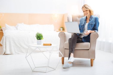 Verimli bir gün evde yaparken gülümseyen neşeli genç uzman