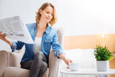 Gazete çay yudumlarken şirin hoş kadının