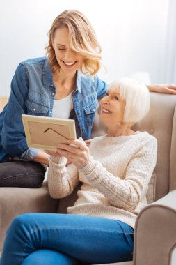 Özenli tür kadın büyükannesi ile birlikte olurken fotoğraf arıyor