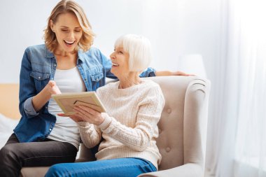 Duygusal kadın komik eski fotoğraf için işaret ederken sürpriz arıyor