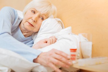 Haplarını seyir ve düşünme özenli yaşlı kadın