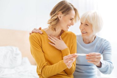 Birbirine bakarak ve duygu mutlu neşeli akrabaları